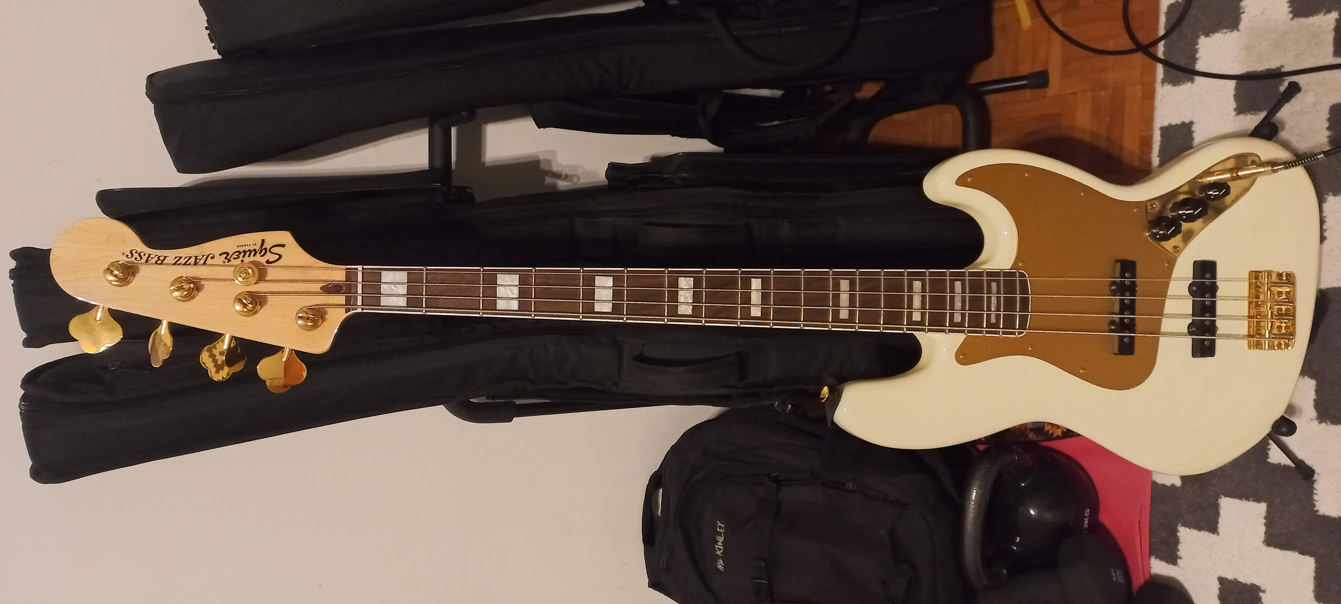 Squier 40th anniversary Jazz bass