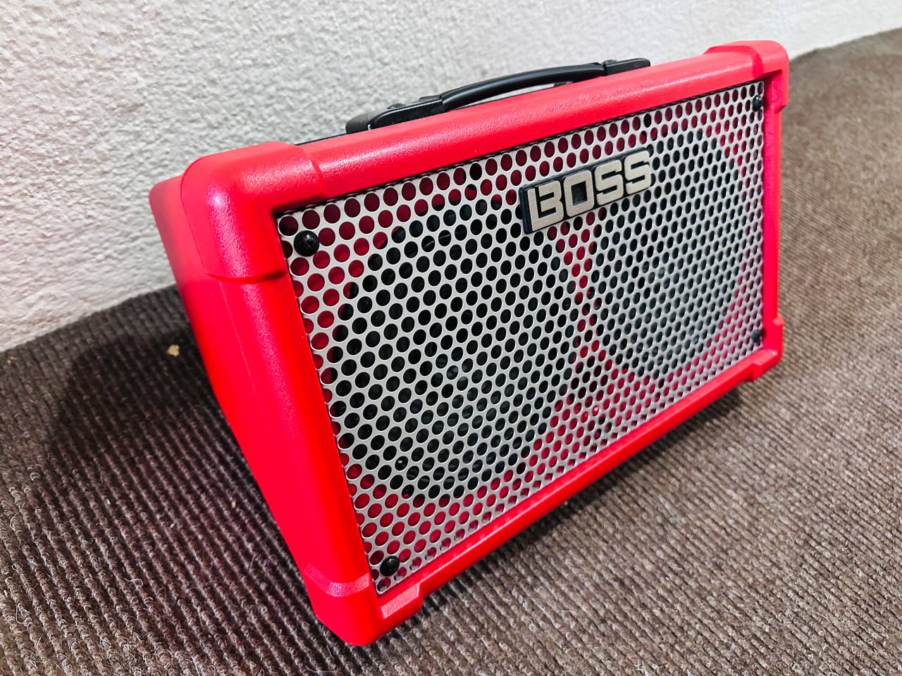 BOSS Cube Street II, crvena edicija — kompaktno stereo pojačalo namenjeno uličnim muzičarima, ali odlično i za vežbanje, manje nastupe i prezentacije